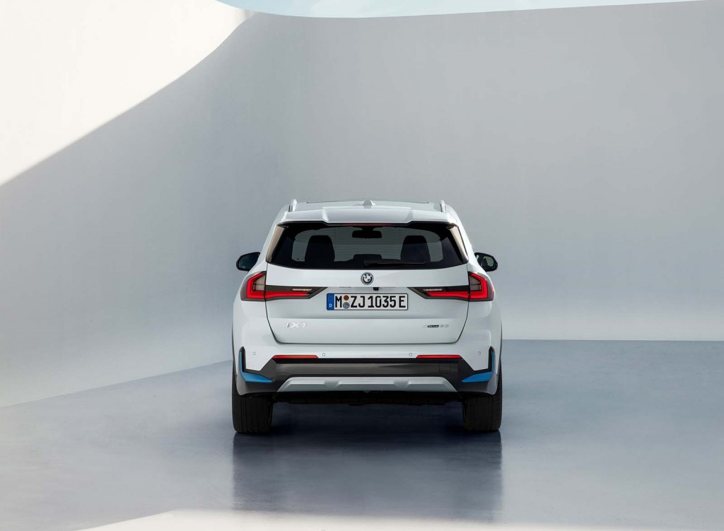 Задний вид BMW iX1